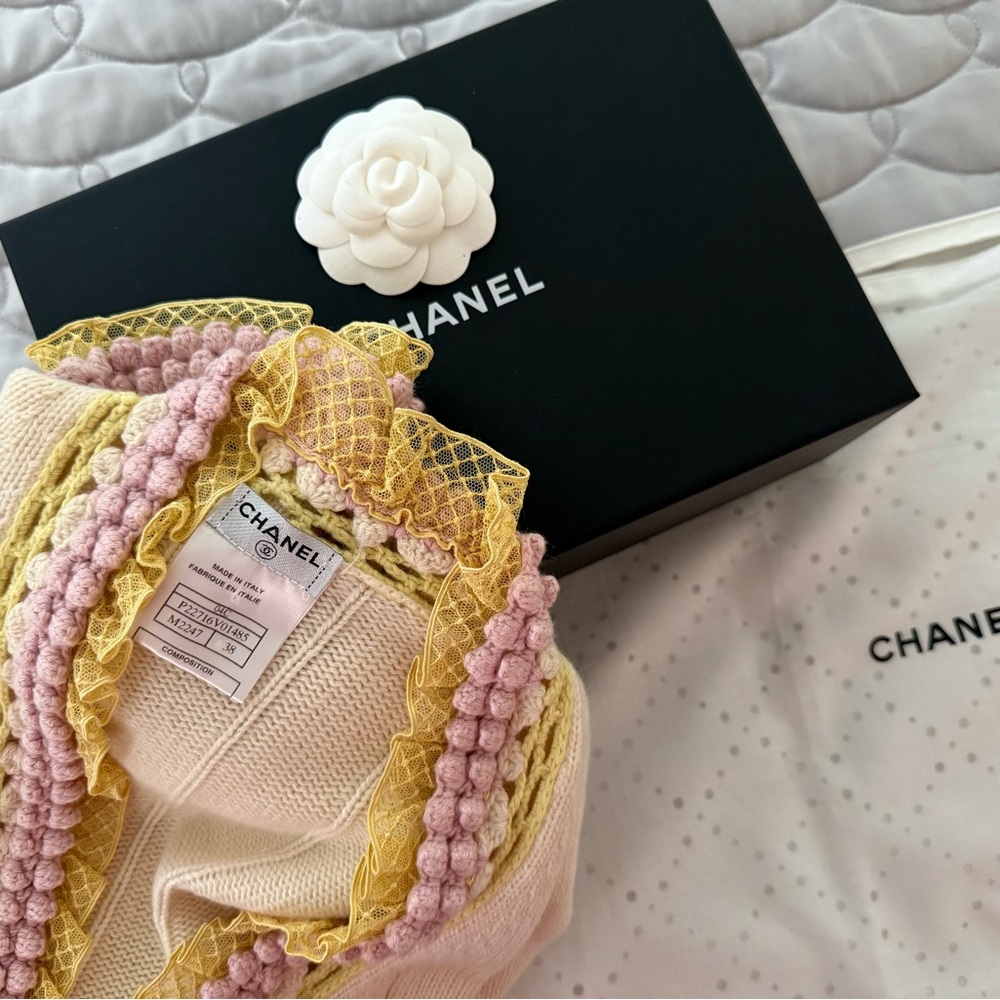 Authentic CHANEL Cream Cashmere Cardigan Sweater Size 38 - Picture 3 of 16